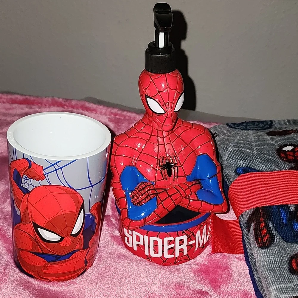 ✨️NWT SPIDERMAN 4PC BATHROOM SET / 2 TOWELS/ CUP/ SOAP HOLDER
